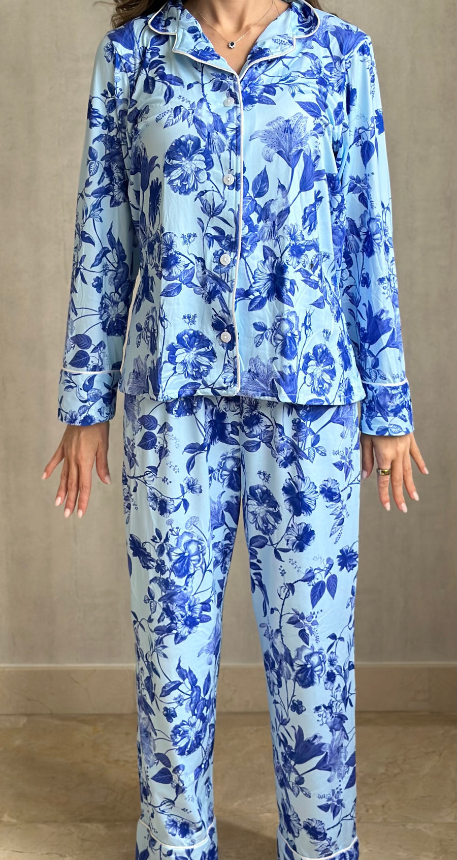 Flores Azules con fondo azul cielo Camisa y Pantalon Largo